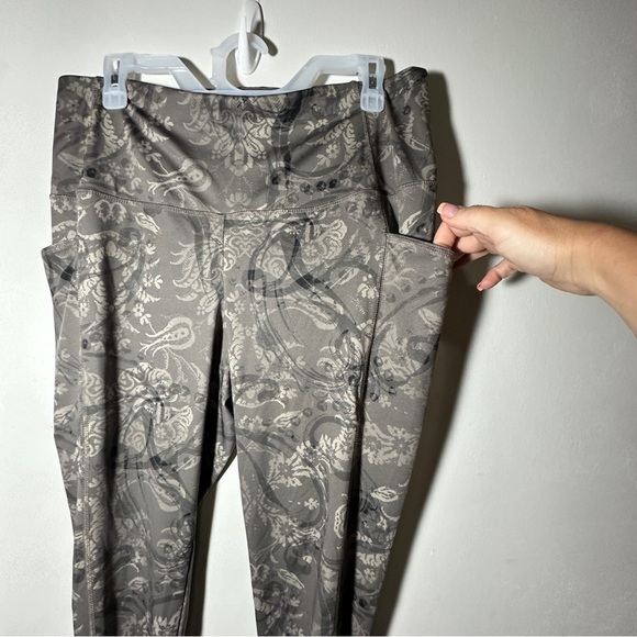 Chico’s Zenergy So Slimming Paisley Print Cargo Pocket Leggings Size 2 (12-14) - Picture 2 of 9